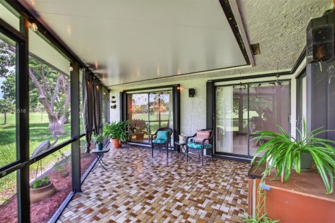 House in Tamarac, Florida 2 bedrooms, 156.45 sq.m. № 2307748 - photo 7