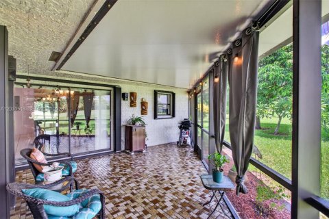 House in Tamarac, Florida 2 bedrooms, 156.45 sq.m. № 2307748 - photo 9