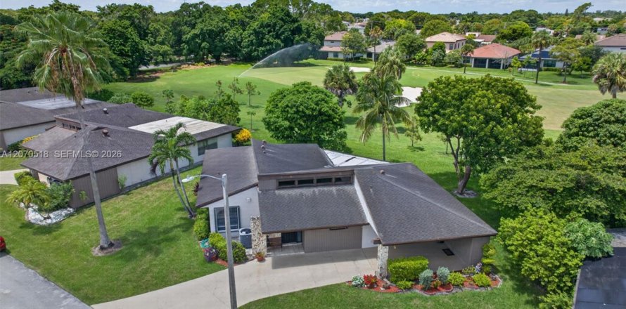 House in Tamarac, Florida 2 bedrooms, 156.45 sq.m. № 2307748