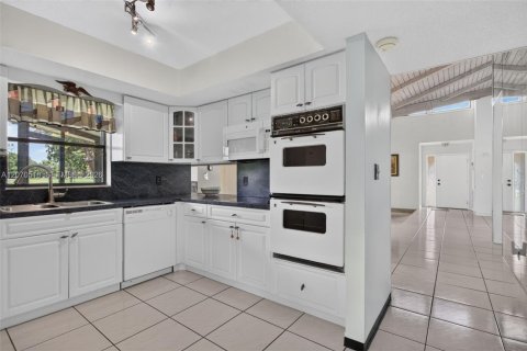 House in Tamarac, Florida 2 bedrooms, 156.45 sq.m. № 2307748 - photo 21