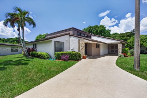 House in Tamarac, Florida 2 bedrooms, 156.45 sq.m. № 2307748 - photo 2