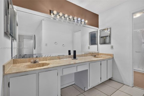 House in Tamarac, Florida 2 bedrooms, 156.45 sq.m. № 2307748 - photo 26