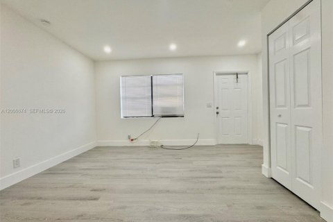 Apartamento en alquiler en Hallandale Beach, Florida, 1 dormitorio, 46.45 m2 № 2075454 - foto 15