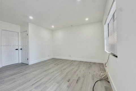 Apartamento en alquiler en Hallandale Beach, Florida, 1 dormitorio, 46.45 m2 № 2075454 - foto 3