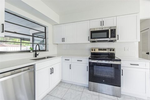 House in Tampa, Florida 3 bedrooms, 128.21 sq.m. № 2325027 - photo 6