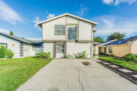 House in Tampa, Florida 3 bedrooms, 128.21 sq.m. № 2325027 - photo 2