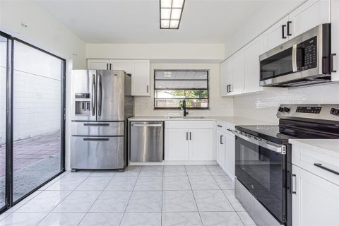 House in Tampa, Florida 3 bedrooms, 128.21 sq.m. № 2325027 - photo 5