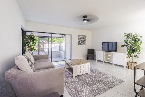 House in Tampa, Florida 3 bedrooms, 128.21 sq.m. № 2325027 - photo 4