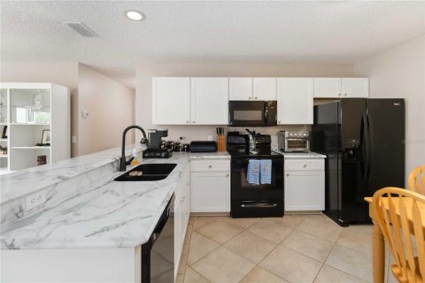 House in The Villages, Florida 2 bedrooms, 104.14 sq.m. № 1880671 - photo 10