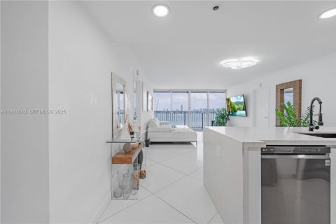 Copropriété à vendre à North Bay Village, Floride: 2 chambres, 95.69 m2 № 1990164 - photo 2