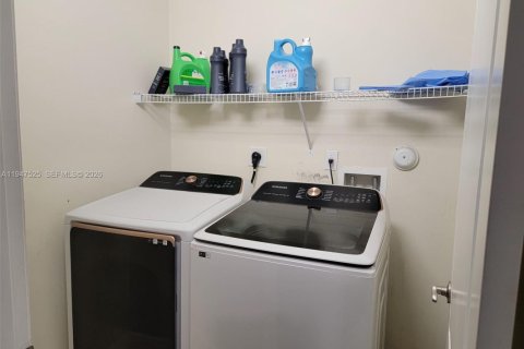 Снять в аренду кондоминиум в Мирамар, Флорида 1 спальня, 167.22м2, № 2003694 - фото 8