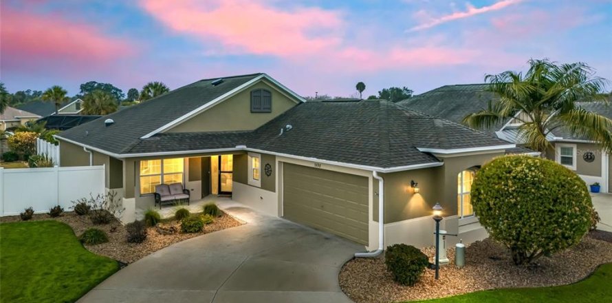 House in The Villages, Florida 3 bedrooms, 157.47 sq.m. № 2217221