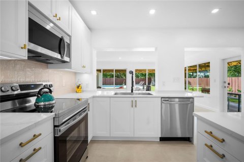 House in North Miami, Florida 5 bedrooms № 1930581 - photo 15