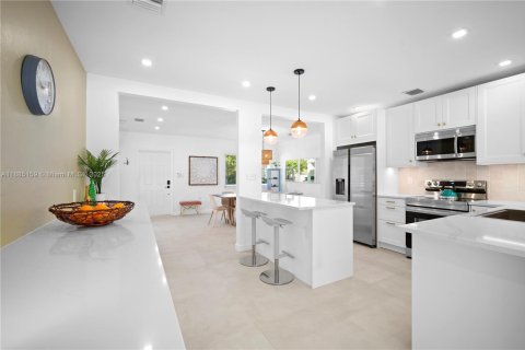 House in North Miami, Florida 5 bedrooms № 1930581 - photo 12