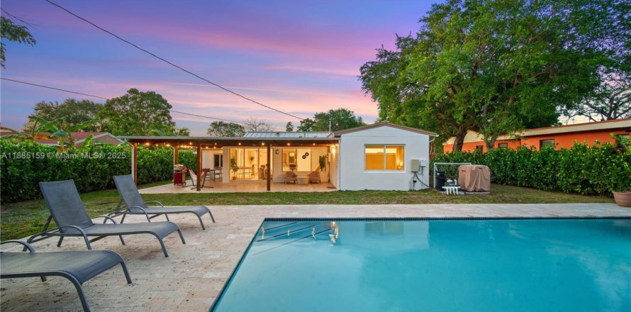 House in North Miami, Florida 5 bedrooms № 1930581