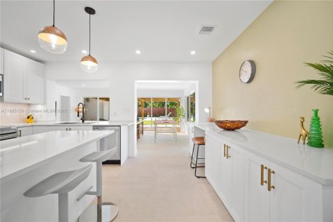 House in North Miami, Florida 5 bedrooms № 1930581 - photo 13