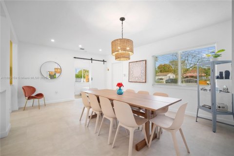 House in North Miami, Florida 5 bedrooms № 1930581 - photo 11