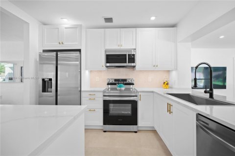 House in North Miami, Florida 5 bedrooms № 1930581 - photo 14