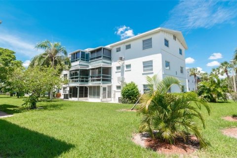 Condo in Bradenton, Florida, 2 bedrooms  № 212919 - photo 13