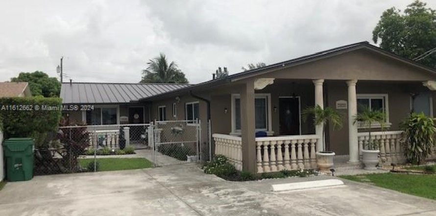 Commercial property in Miami, Florida 283.82 sq.m. № 1696829
