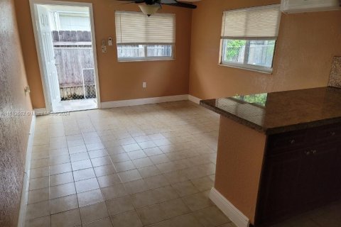 Commercial property in Miami, Florida 283.82 sq.m. № 1696829 - photo 14