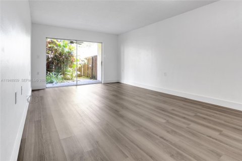 Снять в аренду кондоминиум в Майами, Флорида 1 спальня, 68.38м2, № 2005487 - фото 2