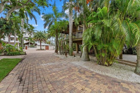 House in Bradenton, Florida 6 bedrooms, 599.68 sq.m. № 2414870 - photo 14