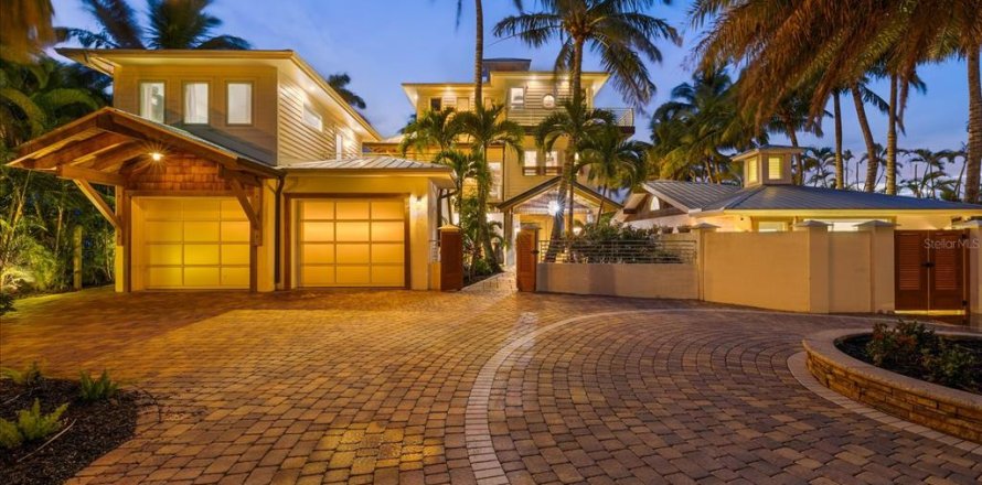 House in Bradenton, Florida 6 bedrooms, 599.68 sq.m. № 2414870