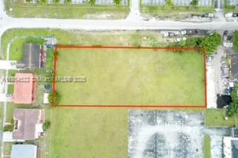 Propiedad comercial en venta en Miami, Florida № 1979434 - foto 3