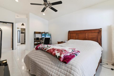 House in Lake Worth, Florida 3 bedrooms, 124.12 sq.m. № 2171837 - photo 15
