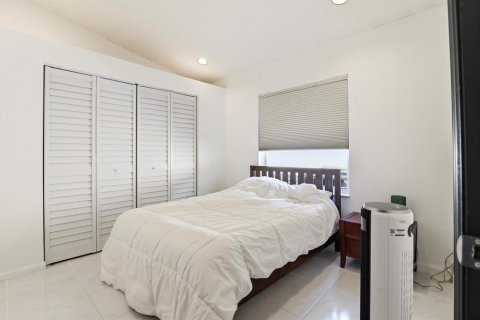 House in Lake Worth, Florida 3 bedrooms, 124.12 sq.m. № 2171837 - photo 10