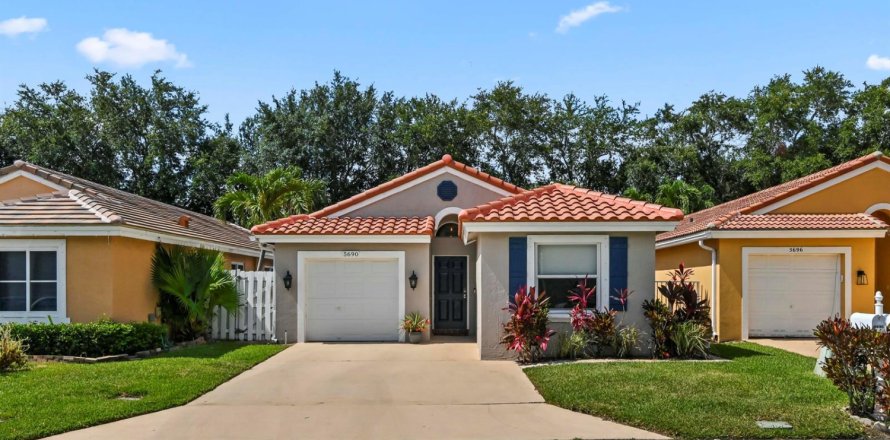 House in Lake Worth, Florida 3 bedrooms, 124.12 sq.m. № 2171837