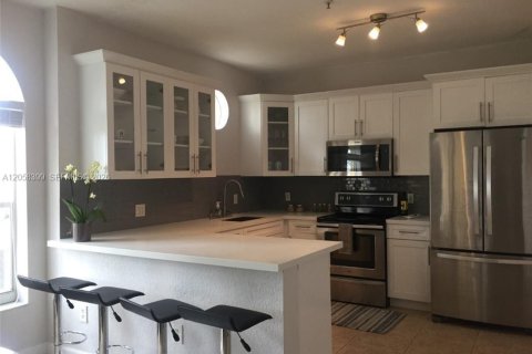 Condo in Miramar, Florida, 3 bedrooms № 2249045 - photo 2