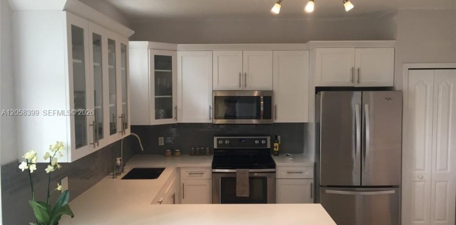 Condo in Miramar, Florida, 3 bedrooms № 2249045