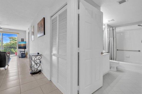 Купить кондоминиум в Тамарак, Флорида 3 комнаты, 114.18м2, № 2083298 - фото 28