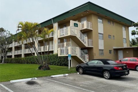 Condo in Miami, Florida, 2 bedrooms  № 1708343 - photo 1