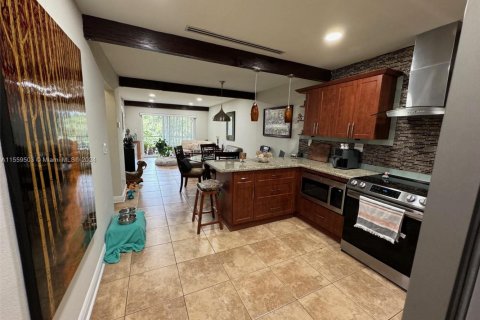 Condo in Miami, Florida, 2 bedrooms  № 1708343 - photo 3