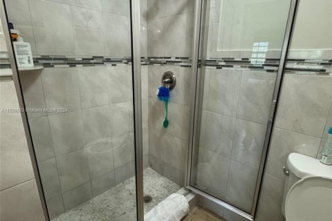 Condo in Miami, Florida, 2 bedrooms  № 1708343 - photo 8