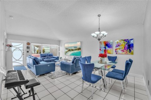 Villa ou maison à vendre à Cutler Bay, Floride: 3 chambres, 130.99 m2 № 2042076 - photo 4