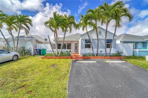 Villa ou maison à Cutler Bay, Floride 3 chambres, 130.99 m2 № 2042076
