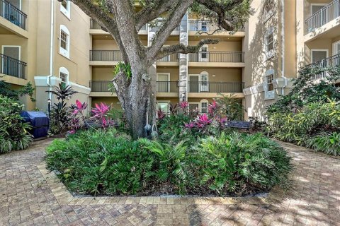 Condo in Sarasota, Florida, 1 bedroom  № 2100846 - photo 8