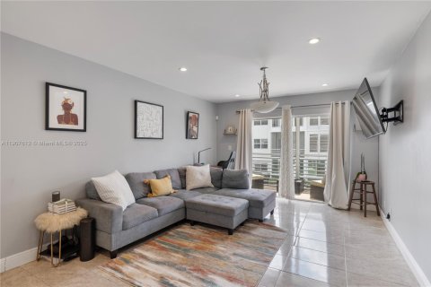 Купить кондоминиум в Лодердейл-бай-те-Си, Флорида 1 спальня, 69.68м2, № 1963684 - фото 2