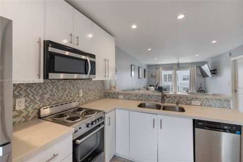 Купить кондоминиум в Лодердейл-бай-те-Си, Флорида 1 спальня, 69.68м2, № 1963684 - фото 3