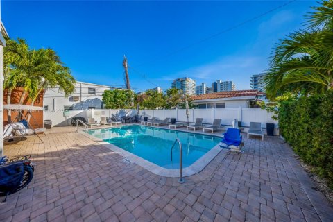 Commercial property in Pompano Beach, Florida № 1692338 - photo 9