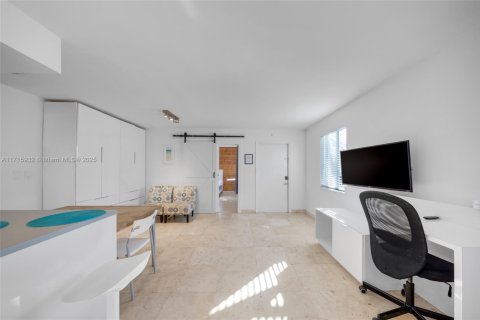 Commercial property in Pompano Beach, Florida № 1692338 - photo 15