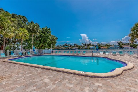 Condo in North Bay Village, Florida, 1 bedroom  № 1980166 - photo 13