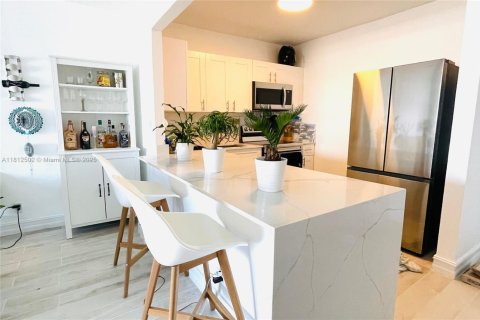 Condo in North Bay Village, Florida, 1 bedroom  № 1980166 - photo 1