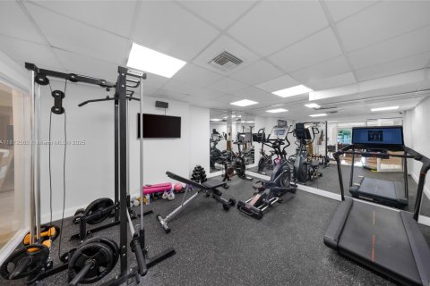 Condo in North Bay Village, Florida, 1 bedroom  № 1980166 - photo 11