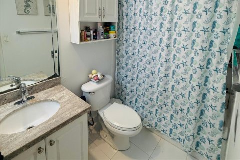 Condo in North Bay Village, Florida, 1 bedroom  № 1980166 - photo 4