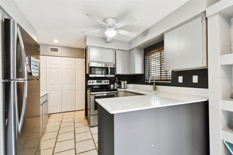 Townhouse in Largo, Florida 2 bedrooms, 95.5 sq.m. № 1795052 - photo 28